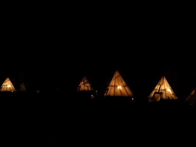 オーロラはダウンタウンから車で30分ほどはなれた<br />オーロラビレッジで観賞します。<br />22時にホテルまで迎えに来てくれバスで移動します。<br />湖周囲にある布製の三角錐の建物ティーピーで暖を取りながら<br />オーロラの出現を待ちます。<br />初日はうっすら。雲のような白っぽいものが夜空に浮かんでいました。<br />はじめてみたオーロラに感動。