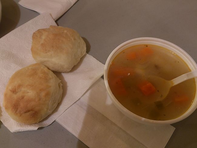 ダウンにAGGのブーツを履いてましたが風が吹くと寒く<br />温かいスープは体があったまりました。<br /><br />2時に終了でバスでホテルまで送ってもらえるのですが<br />途中エンストし変えのバスが来るまで車内待機。<br />でもおかげでバスの中でもオーロラが見られました。