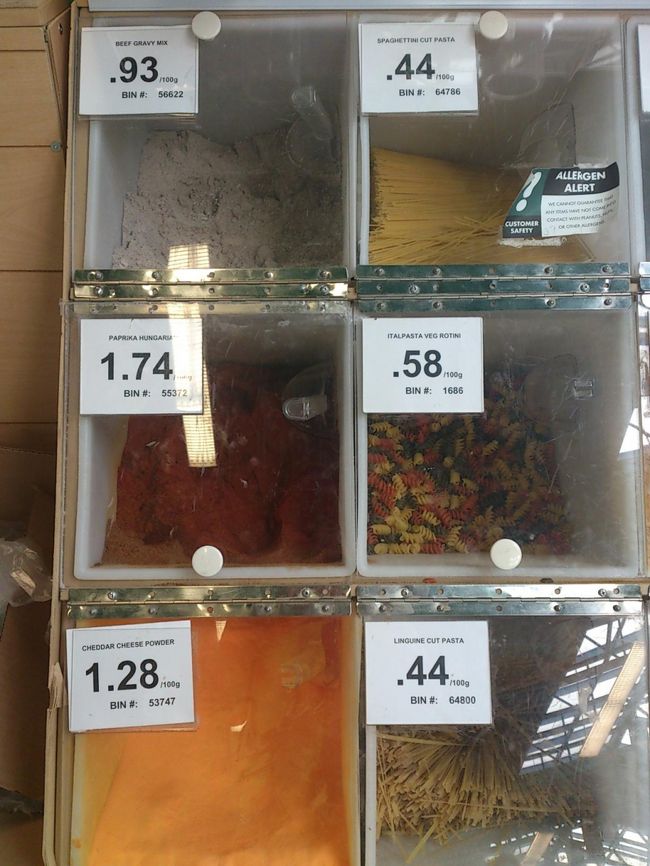 ほかにナッツやパスタ、コンソメスープの素の量り売りや