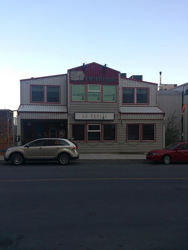 またもやバスでダウンタウンに戻ってきました。<br />実はバスの時間をきちんと調べず、前日30分台にバスが止まってたから、と<br />12：17ごろにバス停付近に行きましたが何と12時台は1時間に1本だったようで1時間待ちました。（時刻表が貼ってなかった）<br />車内で時刻表をもらい帰りは時間を見計らって待っていたのに30分遅れでバス到着。<br />合計90分も冷たい風が吹く中待ってました。いやー本当に寒かった。<br /><br />というわけで寒さによる疲れと寝不足でぐったり。<br />さっさと夕食を食べ夜に備えて仮眠をとることにしました。<br />2日目の夕食はフローリックへ。