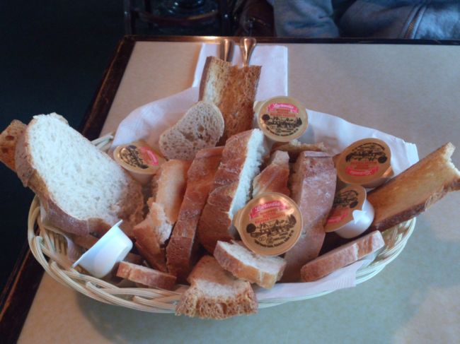 バッファローバーガーと北極イワナのチャウダーを頼みました。<br />このパンはチャウダーについてるものらしい。<br />あれ？でも<br />メニューにはバノック（オーロラビレッジで食べたパン）とかいてあったのにな？