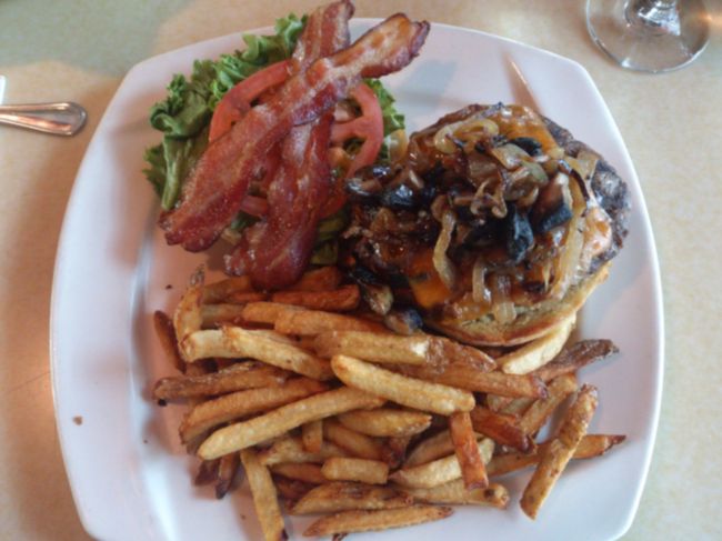 そしてやってきたバッファローバーガー。<br />すごいボリュームです。<br />ポテト多すぎ。