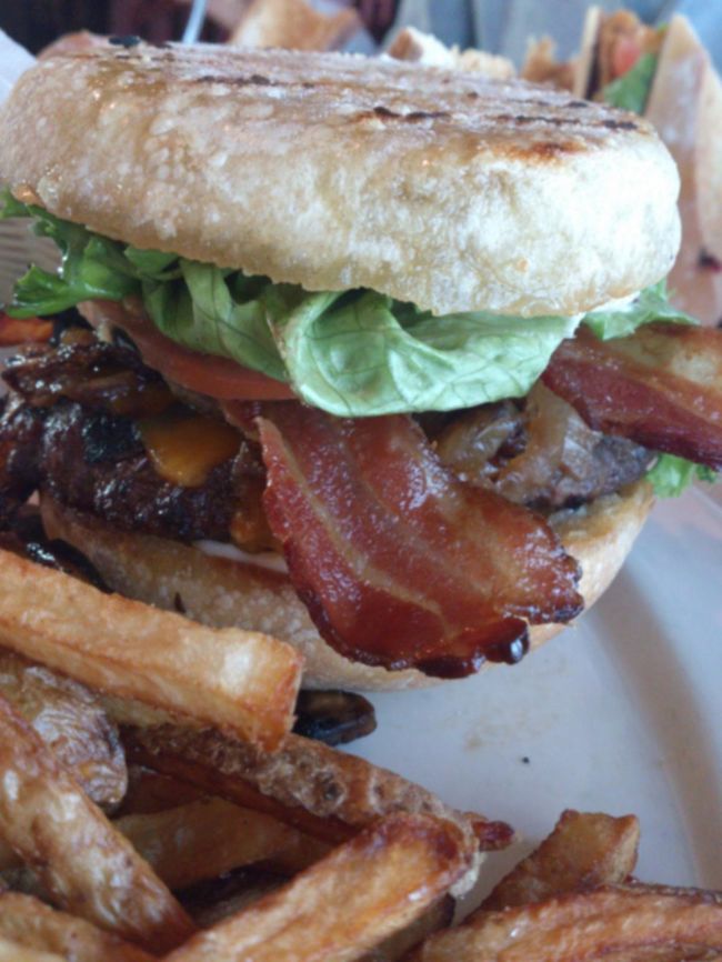 重ねるとこんな感じ。<br />かじれるわけないです、あごが外れます。<br />バッファローのパテとトマト・レタス・チーズ・ベーコンが挟まってました。