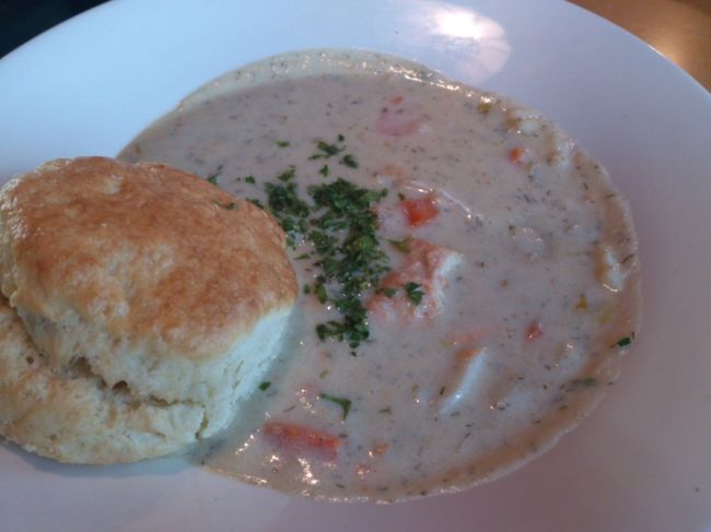 最後にやってきたチャウダー。<br />ほらやっぱりバノックついてる。<br />パンだらけの炭水化物攻撃。<br />最初のかごのパンはもちろんチャウダーについてたバノック、ポテトも残してしまいました。もったいない…。<br /><br />バーガーはとくに臭みも感じずおいしかったです。<br />ただパンにガーリックバターがたっぷり塗られていたのでこってりが辛かった。<br />日本人は一皿を半分こするのが良いと思います。<br />バーガーを半分だったらスープは1人1皿でもいけるかも。