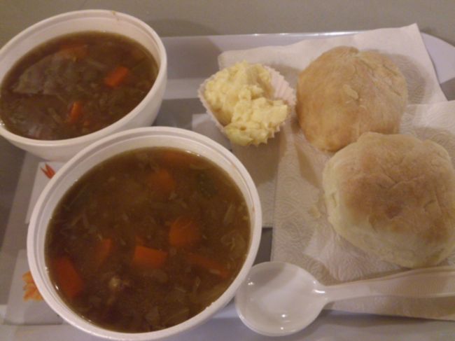 真ん中の黄色いのはインディアンクリームといってマーガリンとメイプルシロップを混ぜたもの。<br />甘くておいしいけどカロリーが気になる。