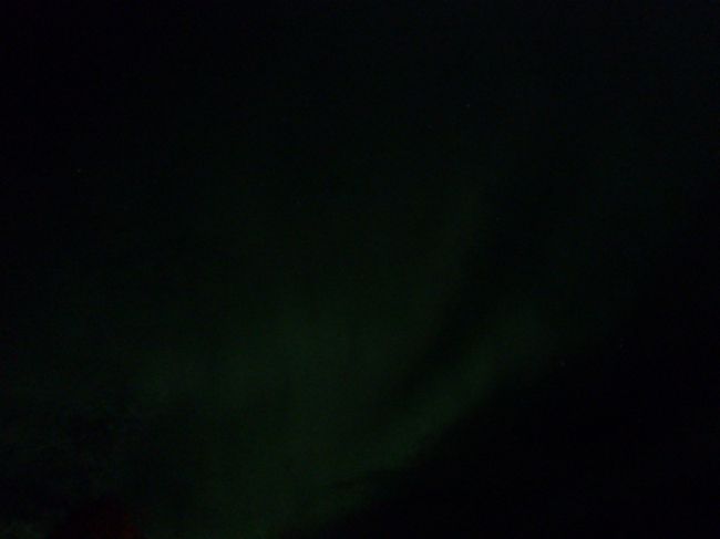 休憩後のオーロラがすごかった。<br />白い帯だったものがカーテンのようになびいてどんどん形を変えていって<br />頭上で円錐のような形になってまるでカーテンに包まれているようでした。<br />一瞬で形を変えていって少しも目を離せなくて、真上だから首が痛くなったけどずっとずっと見ていたかったです。<br />どうやらオーロラ爆発に遭遇できたみたいです。すごいラッキー。<br /><br />見られるか分かりませんがスマホで撮ったオーロラ。<br />色々条件を変えてシャッターを押していたら1枚だけうっすらと緑の光が映っていました。<br /><br />この日はホテルに戻ってきてもまだ見えていて、部屋からも見えました。<br />部屋の向きが街と反対側でよく見えました。
