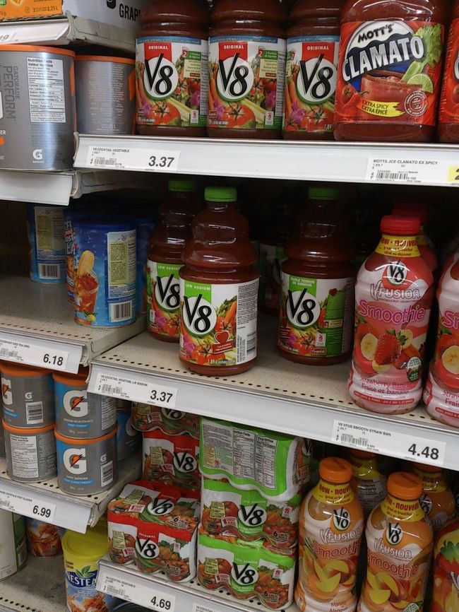 食事後はまたもやスーパーへ。<br />特に買うものがなくても行きたいんです。<br />スーパーの雰囲気がすきなんで。<br />私の好きなＶ８が大容量パックで置いてありました。
