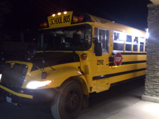 ビレッジまでの送迎バスはスクールバスでした。<br />色や形がかわいらしい。<br />市バスも車体に犬ぞりの絵が描いてあってかわいいのですが<br />なかなか見かけず写真は取れませんでした。