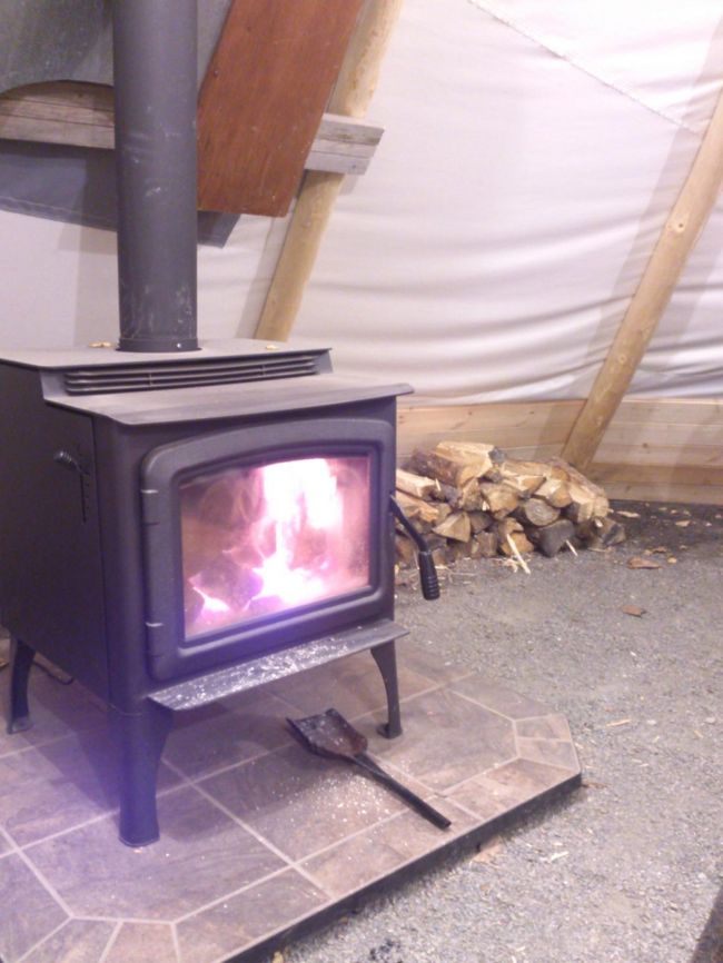 ティーピー内は暖炉・コーヒー・ココア・紅茶・緑茶があり言えた体を温められます。<br />この日は風がぜんぜんなくて暖炉の煙が観測地周囲に漂っていて匂いが辛かったです。