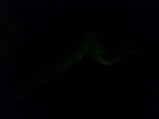 設定を変えて色々撮っていたらうっすら写ったオーロラ。<br />スマホでは光の強いオーロラしか写りませんでした。（それでもこのレベル）<br />いいカメラが欲しい。