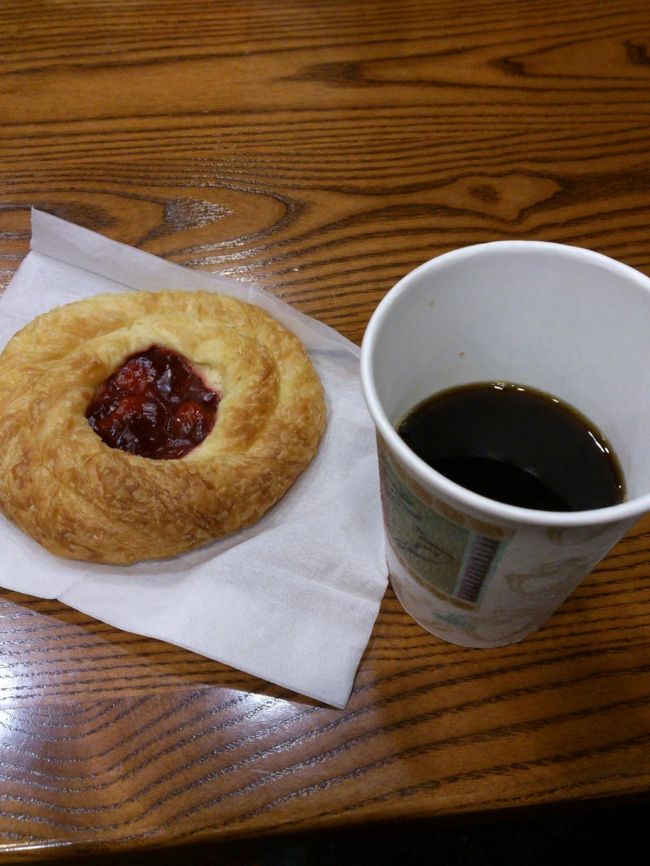 いつものように2：30ごろホテルに帰ってきてシャワーを浴びて荷造りです。<br />イエローナイフ6：00発の飛行機なのでホテルピックアップは4：45。<br />ホテルのエントランスでは軽食を用意してくれていました。