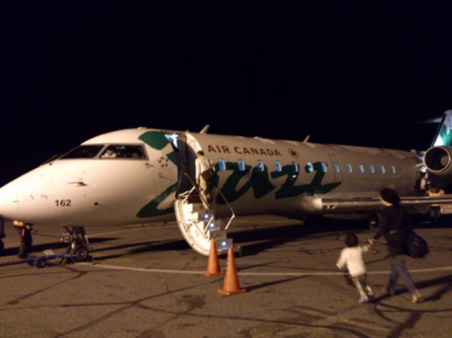 まだ日の昇っていない暗い中。来た時と同じようにタラップを上りました。<br /><br />4日中3日見られるというラッキーな旅でした。<br />去年ここに来た職場の同僚もすごいオーロラを見れたそうで、活発なのを見ようと思ったらイエローナイフなのかなと思いました。<br />機会があれば又来たいし、北欧でもオーロラ見てみたいな。<br /><br />オーロラビレッジはワーホリの日本人スタッフが多く、外国に来ている感じがしませんでしたが、言葉がわからなかったら十分に楽しめなかったと思うのでそれはよかったです。<br /><br />イエローナイフは乾燥がすごく、寝る前に枕元にぬれタオルを置いたりバスタブにお湯を張ったりしましたがぜんぜんだめでした。<br />のどが痛くなったり、鼻が荒れたり。<br />汚い話ですが後半鼻をかむと血が混じってました。<br />日本に帰ってきて湿気を実感し、翌日には鼻の荒れは治っていて、<br />湿度って大切なんだなと改めて実感しました。<br /><br />