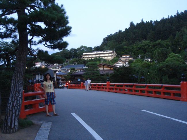 飛騨高山にて。<br /><br />夕食は街へ出て、飛騨牛グルメ。<br /><br />朝は宿で苞葉味噌の朝食。