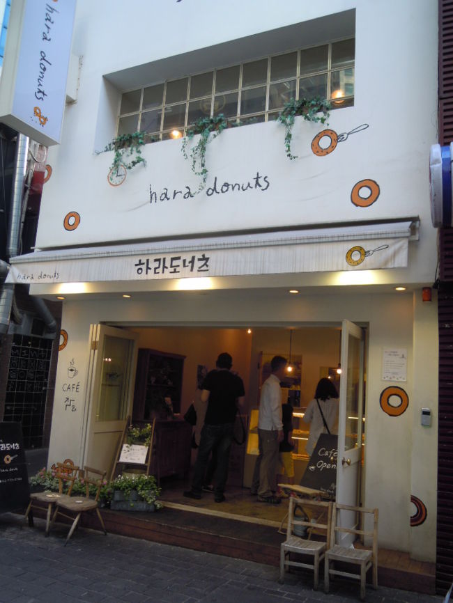 ★はらドーナッツ★<br /><br />日本でも名古屋に出れば食べれるんだけど、<br />こっちのお味はどうかな〜<br />と、カフェにも興味がありまして（笑）