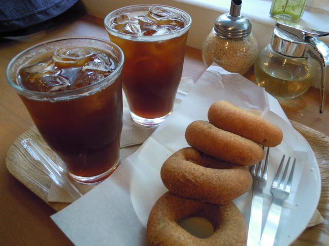 はらドーナッツ<br />黒豆（きなこみたい）<br />コーヒー味（、、、だったかな）<br /><br />1つ100円前後です、安い！<br /><br />アイスコーヒーは失敗でした<br />味薄かったです（涙）<br /><br />いろいろ食べても、やっぱり、<br />はらドーナッツが一番美味しいかな〜