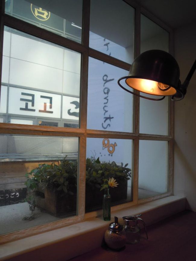 窓からの景色はおかまいなし（笑）<br /><br />だって韓国ですから〜<br />明洞ですから〜