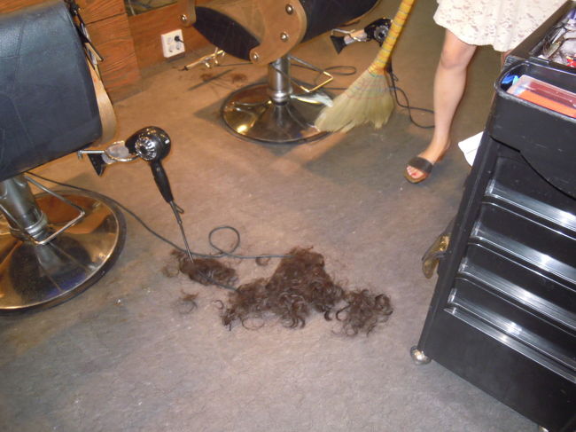 いました、一人日本語話せました！<br />予約なしでもOKでした<br />店内も広いです<br /><br />ソウルナビのクーポンを持っていったので割引価格<br />カット　　20000W<br />シャンプー10000W<br /><br />シャンプーは必ずしないといけないみたいです<br />が、めっちゃ早かった<br />シャンプーもカットも、すっごい早い<br /><br />正直、カットは期待してなかったのですが、<br />早くて安くて腕もいい<br />セミロングにしたのですが、すっごいいい感じになりました<br /><br />実は一年カットしてなかったのです（笑）<br />切りたくて切りたくてしょうがなかった〜<br /><br />見よ！この1年で伸びた髪の量を！！