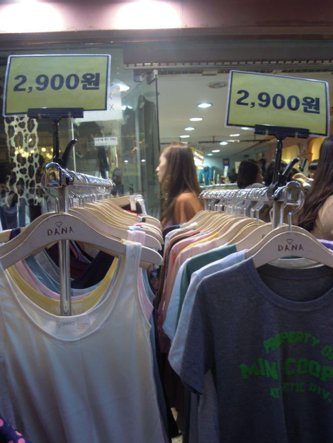 さぁ、これから夕飯まで明洞を楽しむわよ！<br />2900Wでお揃いのTシャツを買うものの、、、<br />ホテルで着てみると、なんか変なデザインで（涙）<br /><br />悲しかったけど、笑いのネタになりました<br />韓国で服買って失敗したのは、これが初めてです