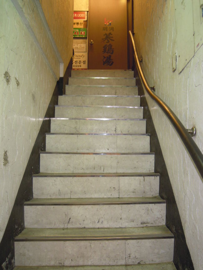 ★明洞参鶏湯★<br /><br />こんな階段を上って行きます