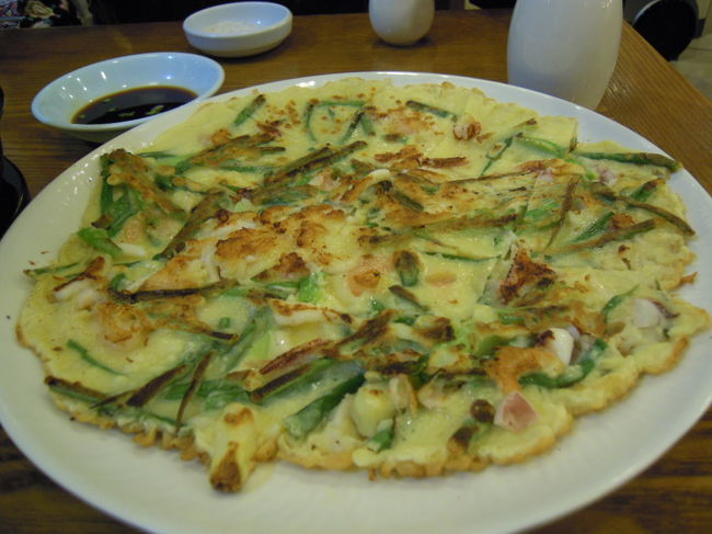 海鮮チヂミ<br /><br />どちらも美味しかったです<br /><br />その後も明洞の街を散策する<br />なんだかんだ言っても、化粧品は買ってしまう（笑）<br /><br />価格チェックを入念にしていたため、<br />1+1や3割、5割引きになっているものを中心に買うことにしました<br />最後に空港でも買える（重量を気にせずに買える〜）しね<br /><br />