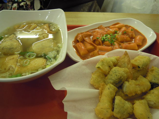 トッポギと天ぷらといなり？（中に麺が入ってる）を注文<br /><br />噂のトッポギは、はじめ食べると「美味しい〜」となるのですが、<br />その後、火を噴いたようになり、<br />火の女神PELE（私、、、ね）は噴火してしまいました（涙）<br /><br />2つでギブアップ、、、<br />ダメもとで残ったものをテイクアウトできるか聞いてみると、<br />あっさりOKでして、これがホテルでのお夜食となりました