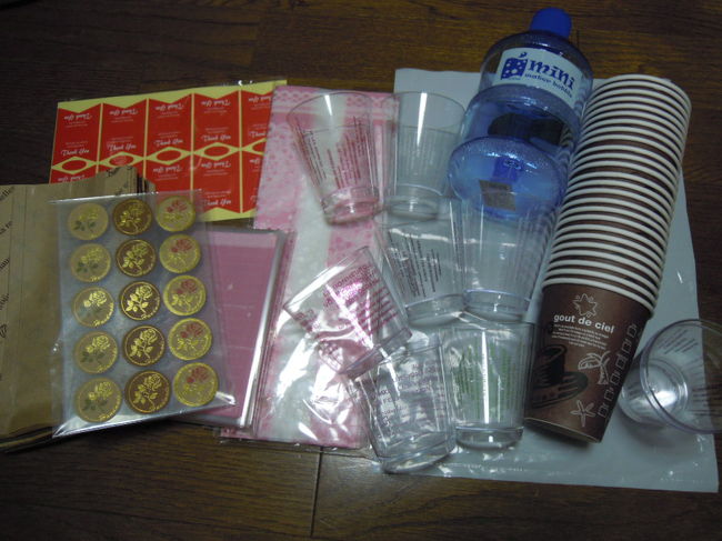 買ったものたち♪<br /><br />ミニウォーターボトルはご愛嬌<br />持ち手が付いててぷくっとしてて可愛いです<br />容量も多く650ml<br /><br />交通費、食事、そして二人で欲しいと思ったものは、<br />事前にお姉ちゃんと出し合った「二人のお金」から出します<br />こうしておくと便利だし、ものも半分こすればいいので、<br />よりいろいろな種類のものが買えますしね<br /><br /><br />