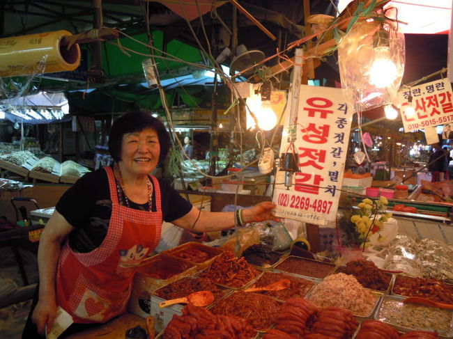 ここのお店のアジュンマは日本語がペラペラです<br />「宣伝しておくよ〜」と言うと、こんな感じでパチリ