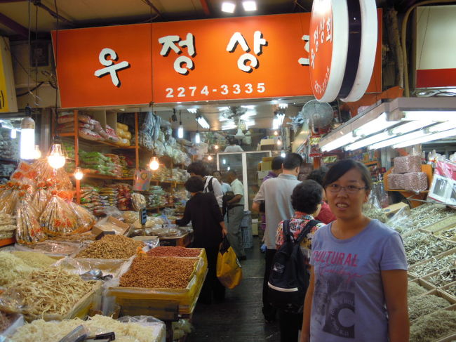 ここで前回行った（リピーター派です）乾物屋<br /><br />バナナが恐ろしく安い<br />500ｇ　3000Ｗ