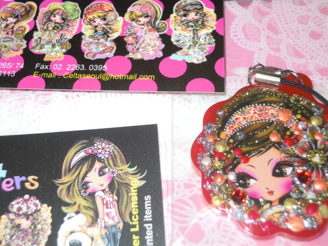 裏がミラーになっているストラップ　3000W<br /><br />日本の通販サイトを見ると、こういった小物はなかったし、<br />何見ても結構なお値段でした（驚）<br /><br />意外とこういうイラストも好きですが、<br />小物でしか持てないかな〜