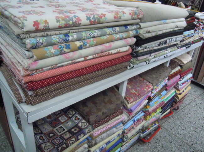 日本のものは高いですが、韓国製は安い<br />ここで1Y（ヤード）4000Wの生地が、<br />日本の某所で1ｍ1000円以上で売ってましたよ、、、