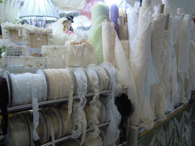 ここのお店の他に、地下と1Fのレース屋さんにも行く