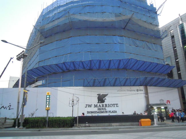 東大門総合市場の横は、建設中（？）のマリオット<br /><br />その後、鍾路を南側か北側で歩くか迷った<br />どっちでもいいんだけど、目的地の方向の北側に決定