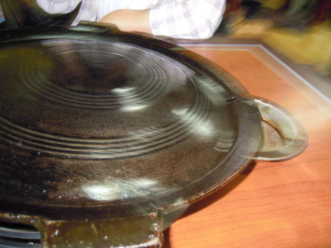 傾いてる？って思ったけど<br /><br />脂を落とす小さな穴があり、灰皿のようなもので受けてました<br />なかなかいいアイデアですね