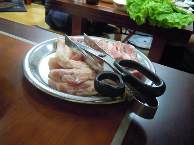 さ〜　ソウルで初めてのサムギョプサルですよ！