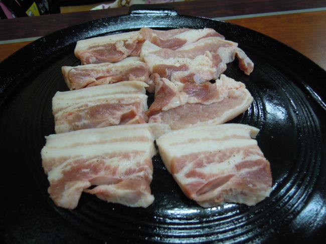 数年前、プサンでは食べました<br />当時、日本では焼肉と言えば牛だったので<br />ちょっと不思議な感じでしたが<br />こっちでは人気のメニューなんだと<br />今頃になって知りました（笑）