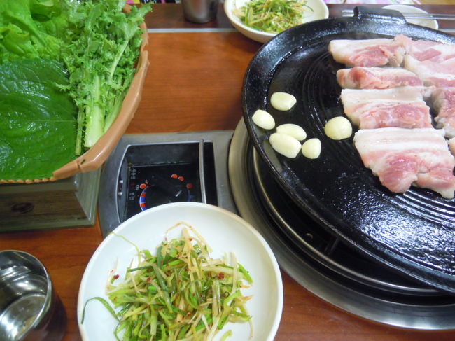 野菜にくるくり巻いて食べるのも美味しい<br /><br />写真はないですが、海鮮チゲも美味しかった〜<br />この店はあたりです