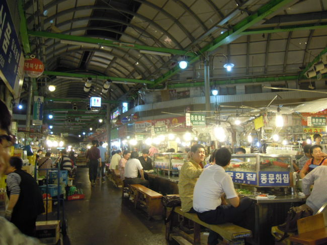 広蔵市場で麻薬キンパを買って帰りました（まだ食べるのかよ！）<br /><br />前回はにせもののお店しか相手なかったのですが、<br />今回は2つ共開いてました<br /><br />まぁ、どっちが本物かは、わかりませんが（笑）