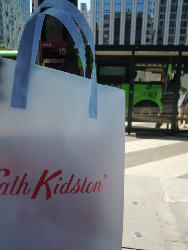 画像が前後しますが、<br />朝食の後に行ってきました<br /><br />そういえば、店舗で買うのは初めてなので、<br />こんな袋を見るのも初めてでした！