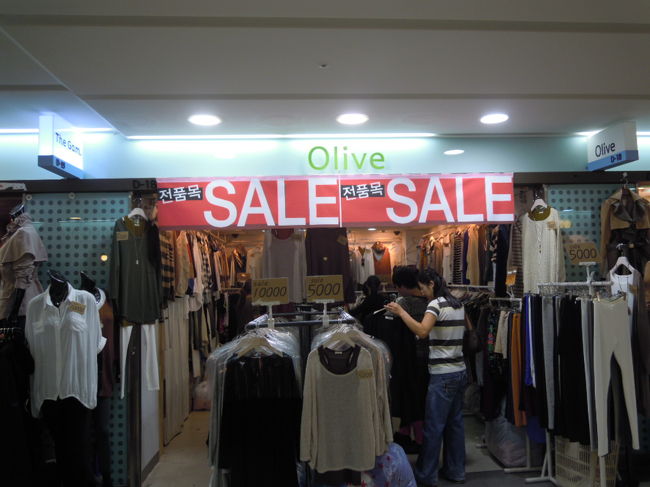 ★江南地下ショッピングセンター★<br /><br />服が安いと聞いて行ってみる<br /><br />が、どこも同じようなものばかり<br />5000W、10000Wの商品がいっぱいあります