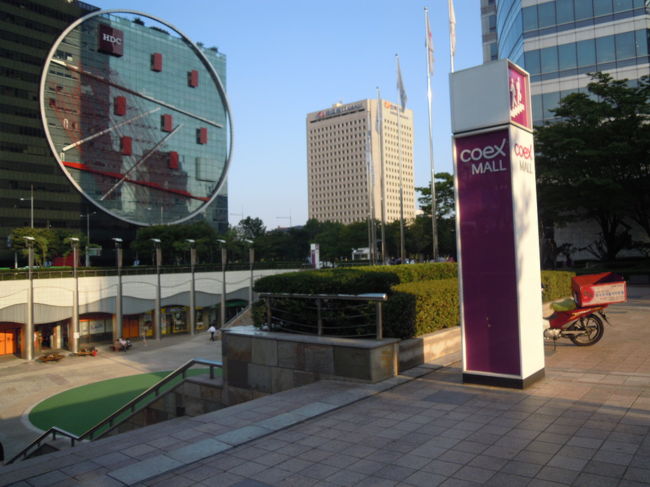 ★COEXモール★<br /><br />タクシーで　ポド食堂付近→COEXモール　7400W(やはり渋滞）<br /><br />ここで降ろしてもらったのに、<br />初めての土地なのでまたまた勘違いして地下へ行かず、、、<br />そうです、地下だと思わずにビルだと思い込み、<br />建物を探してしまったのでした