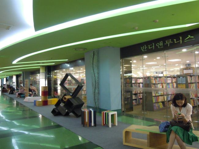 本屋＆雑貨屋さん<br /><br />ここは広いよ〜