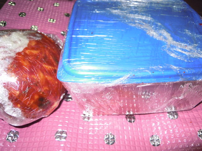 チャンジャと明太子を合わせて1?で20000W<br />タッパーに入れてぐるぐるにラップでくるんでくれます<br /><br />左はサービスの切り干し大根（？）のキムチ