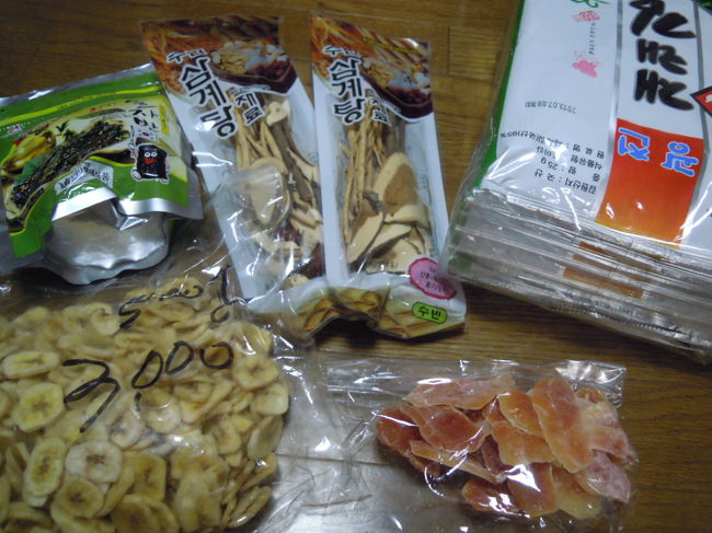 買ったものたち♪<br /><br />韓国海苔はすぐになくなっちゃうんだろ〜なぁ<br /><br />参鶏湯の素は、前回のとちょっと違う気がする<br />木が多い気がする、、、