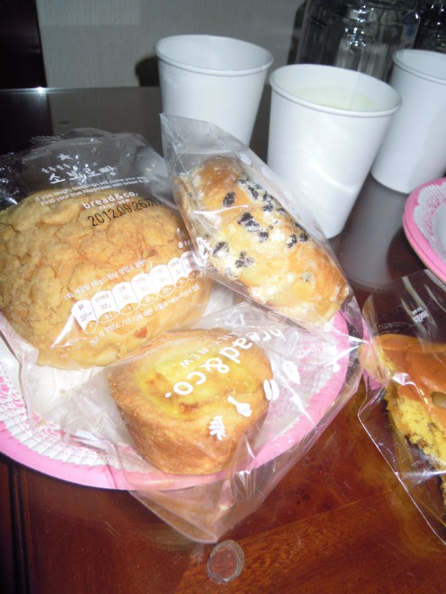 COEXモールで買ったパンです<br />閉店間近だったのか1割引きでした！<br />そしておまけに、パンを一つくれました！！<br /><br />3日目は、山あり谷ありの一日だったけど、<br />結果、楽しかった一日でした<br /><br /><br />9月26日（水）　4日目（最終日）<br /><br />昨日買ったパンで朝食