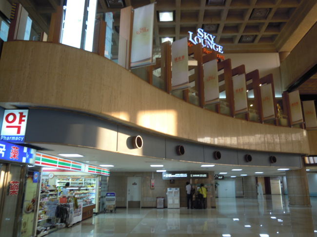 6：30ホテル出発<br /><br />金浦空港でチェックインを済ませた後、<br />セブンイレブンでお買い物〜<br /><br />そう言えば、今回一回もコンビニやスーパーに行ってないや