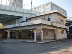 新子安（しんこやす）駅



駅本屋
該駅は、昭和１８年（１９４３年）１１月１日開業である。
戦時下に於ける激増した京浜工業地帯工員輸送緩和の為に開設。
開業当時、既に東急京浜線（現 京急本線）新子安駅が存在したが、官営優先を以って東急側は京浜新子安駅に改称を余儀無くされた。
同様例に東急(現 小田急本線）小田原線に相模原駅が存在したが、運輸通信省横浜線に相模原駅が開設されると同時に東急相模原駅に改称させられた。大東亜戦争中と云う時節柄、該駅開業にあたり、前日を以って営業休止になった中央本線萬世橋駅備品が流用活用された。
該駅は、昭和２０年（１９４５年）５月２９日の横浜大空襲で構内施設全部が被災全焼。
該駅停車中の モハ３００９６ ＋ クハ３８０１２ ＋ サハ３９００４ ＋ モハ４００２８ の４両編成全車輌が焼夷弾命中に拠り駅共々被災全焼した。
http://www.jreast.co.jp/estation/station/info.aspx?StationCd=864