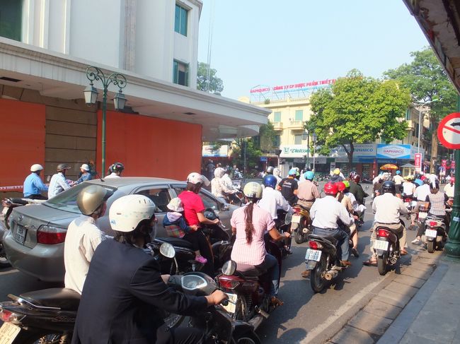 【ハノイ市街】<br /><br />あっという間に最終日になってしまいました。<br /><br />今日は月曜日。皆様は出勤の様子。