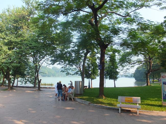 【ホアンキエム湖】<br /><br /><br />都心にありながら、平日朝をこのような湖で過ごせるなんて贅沢ですね。