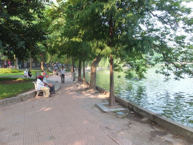 【ホアンキエム湖】<br /><br />今日は、湿度も低いようで爽快な朝でした。