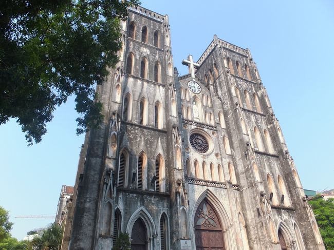 【大教会】<br /><br />ホテルからホアンキエム湖を通り抜け、大聖堂までやってきました。<br /><br />